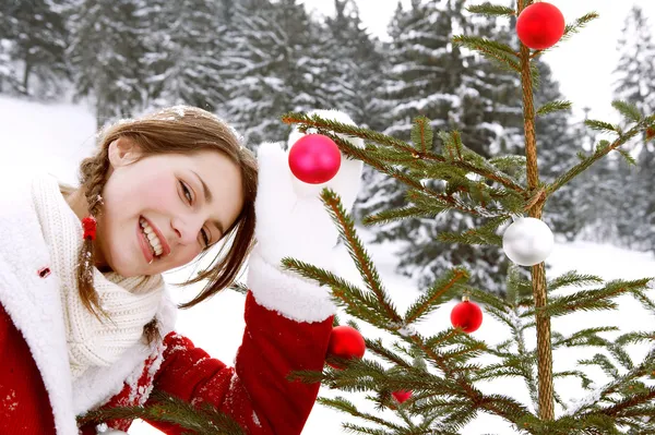 クリスマスツリーを飾る女性 — ストック写真