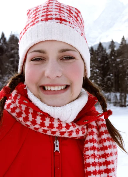 Mulher nas montanhas da floresta de neve — Fotografia de Stock