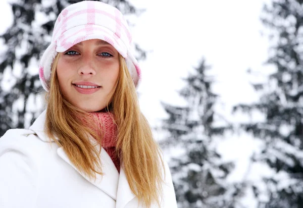 Mulher em montanhas nevadas — Fotografia de Stock