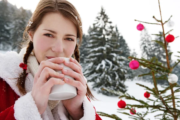 Frau hält heißen Becher in der Hand — Stockfoto