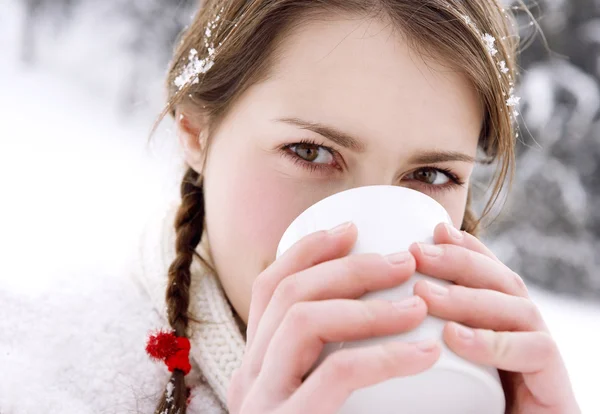 Frau hält heißen Becher in der Hand — Stockfoto