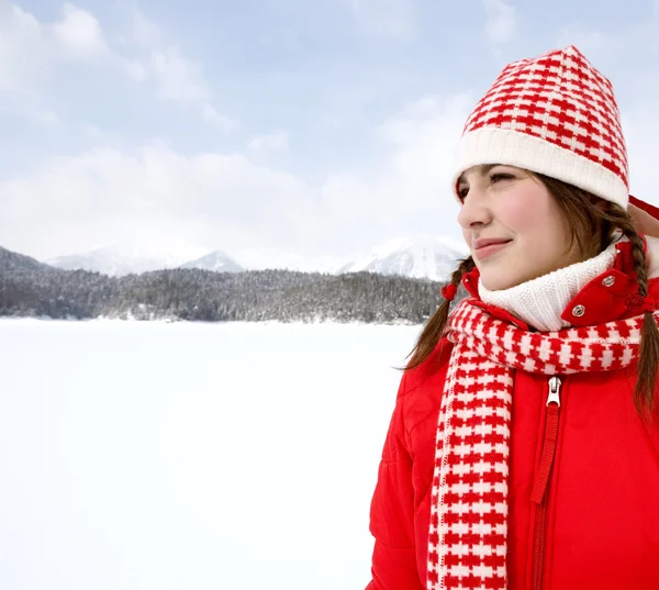 Kvinna i snö berg — Stockfoto