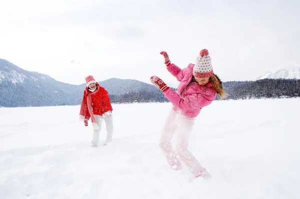 Två tjejer spela spel och ha roligt i vintertid — Stockfoto