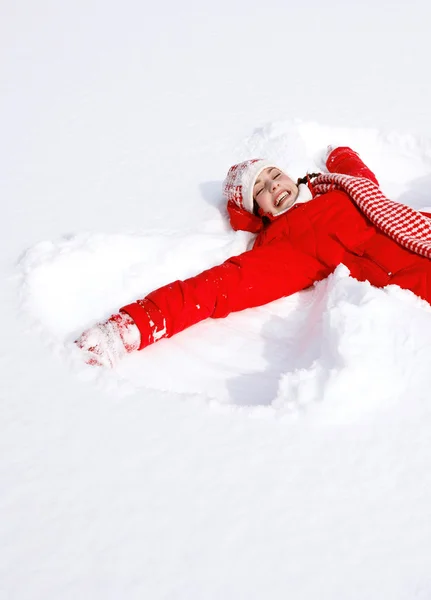Frau legt sich in den Schnee — Stockfoto