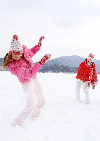 Två tjejer spela spel och ha roligt i vintertid — Stockfoto