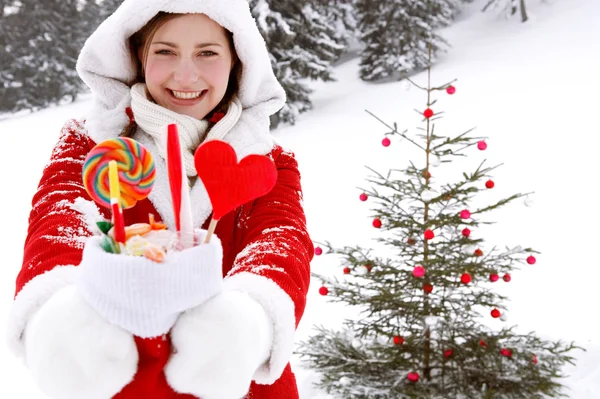 Donna che decora un albero di Natale — Foto Stock