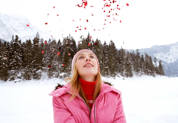 Mulher nas montanhas de neve — Fotografia de Stock