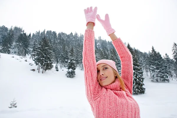 Vrouw in de gesneeuwde bergen — Stockfoto