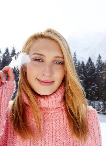 雪の山の上の女性 — ストック写真