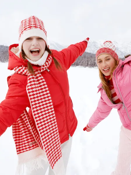 Deux filles jouent à des jeux et s'amusent en hiver — Photo