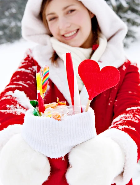 Frau schmückt einen Weihnachtsbaum — Stockfoto