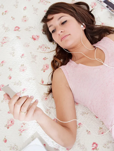 Mujer escuchando música Fotos De Stock Sin Royalties Gratis