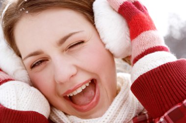 onun earwarmers tutan kadın