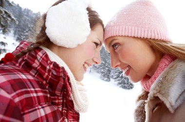 iki neşeli kadın arkadaş