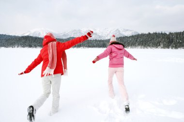 donmuş bir gölün birlikte çalışan iki kadın