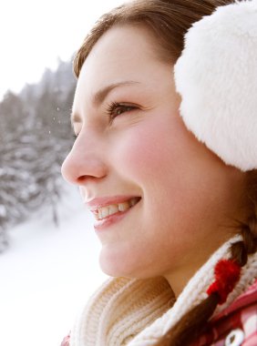 onun earwarmers tutan kadın