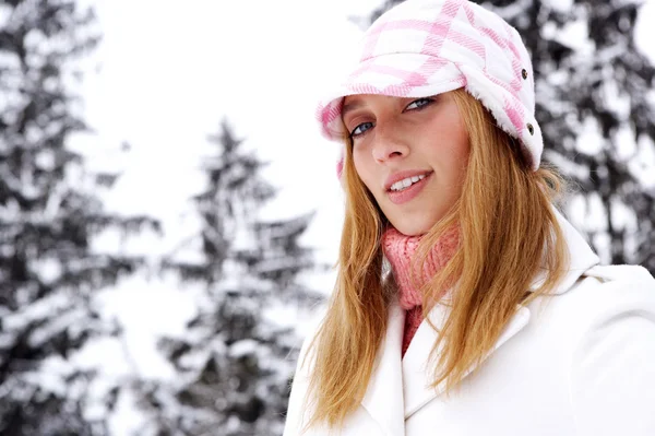 Mujer en montañas nevadas — Foto de Stock