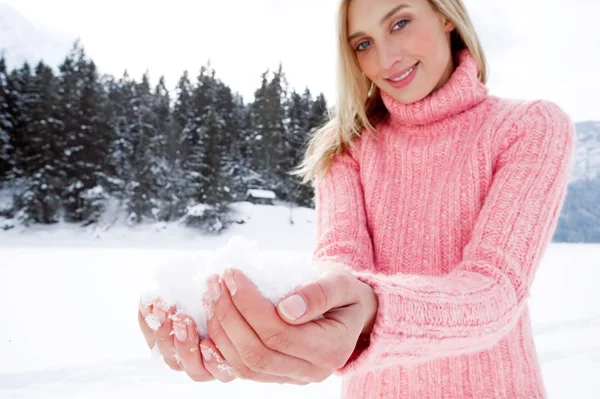 Kvinna i snö berg — Stockfoto
