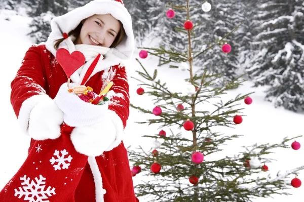 Mujer decorando un árbol de Navidad — Foto de Stock