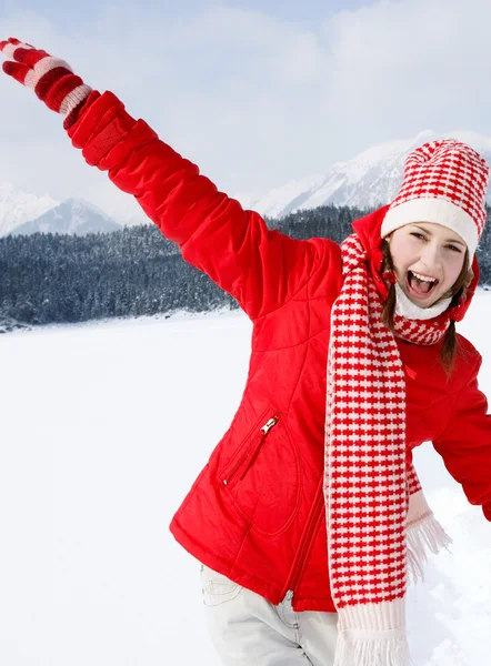 Mujer en las montañas de nieve —  Fotos de Stock