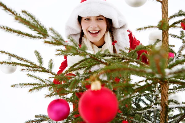 Γυναίκα διακόσμησης ενός χριστουγεννιάτικου δέντρου — Φωτογραφία Αρχείου