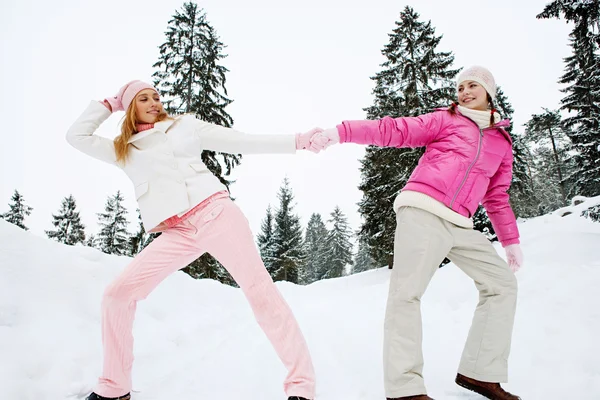 Meninas em montanhas de neve — Fotografia de Stock