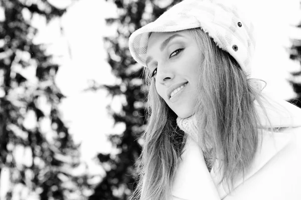 Woman in  snowed mountains — Stock Photo, Image