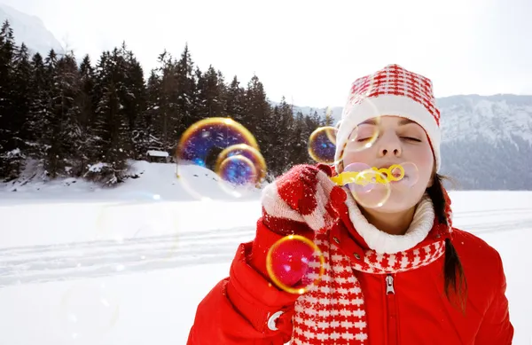 Vrouw blazen van zeepbellen buitenshuis — Stockfoto
