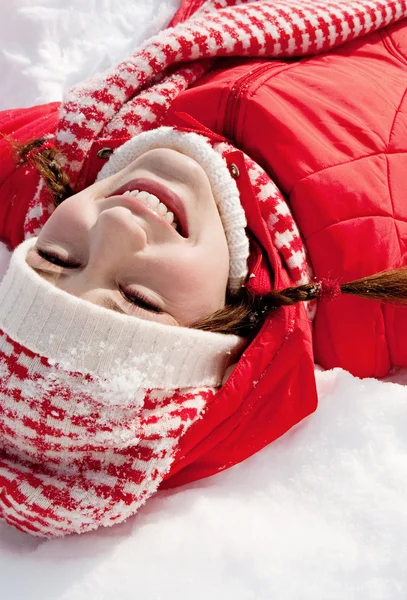 Kvinna fastställande på snön — Stockfoto