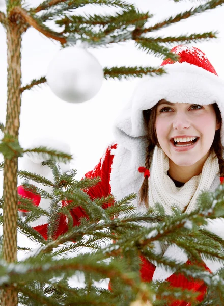 Femme décorant un sapin de Noël — Photo