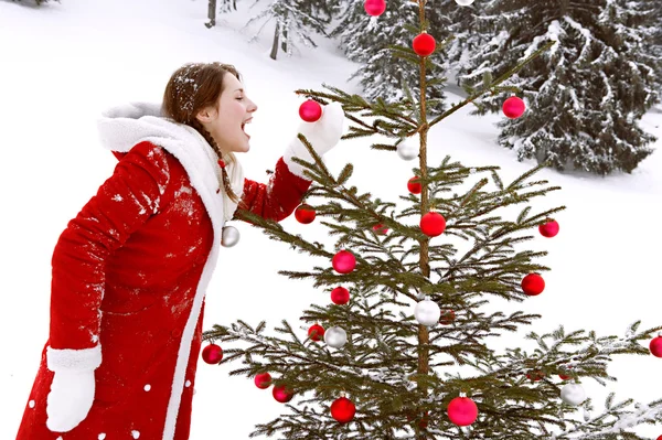 Frau schmückt Weihnachtsbaum — Stockfoto