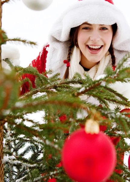 Mujer decorando un árbol de Navidad — Foto de Stock