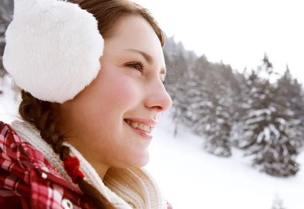 Žena drží její earwarmers — Stock fotografie