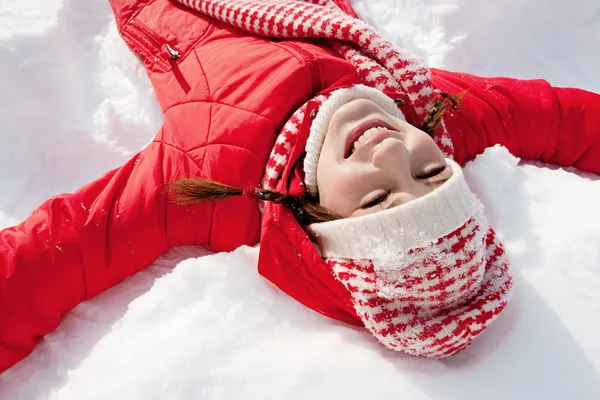 躺在雪地里的女人 — 图库照片