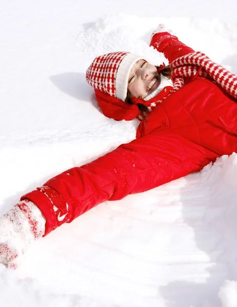 雪の上に横たわる女 — ストック写真