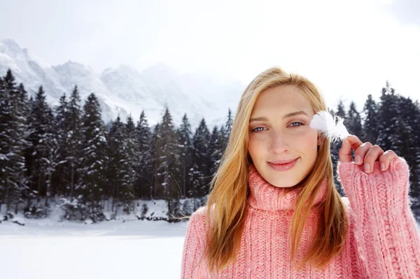 Kobieta w górach śnieg — Zdjęcie stockowe