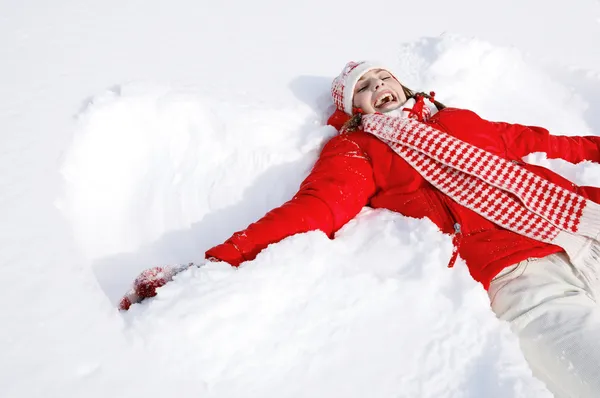 Frau legt sich in den Schnee — Stockfoto