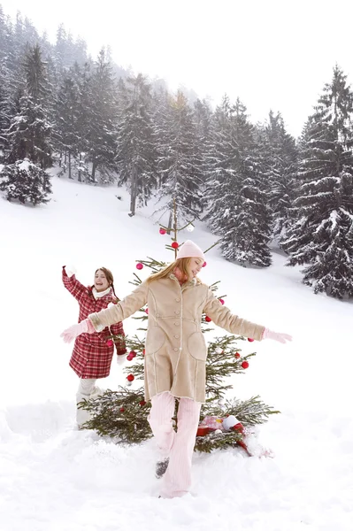Meninas em torno da árvore de Natal — Fotografia de Stock