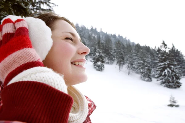 彼女の earwarmers を保持している女性 — ストック写真