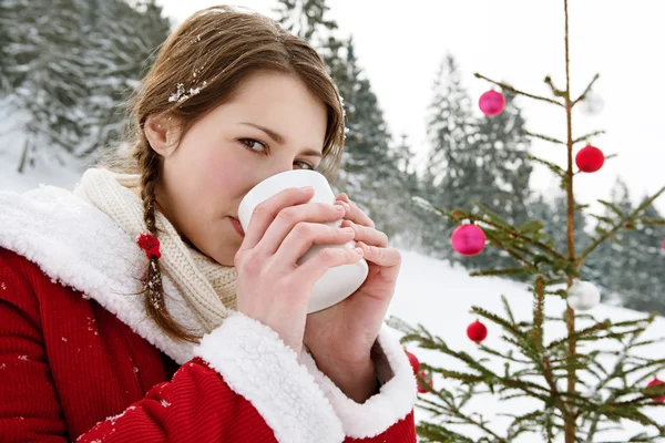 Frau hält heißen Becher in der Hand — Stockfoto