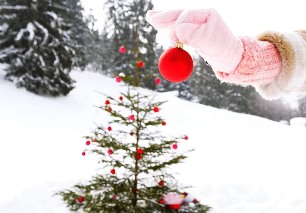 Girl decorating  Xmas tree — Stock Photo, Image