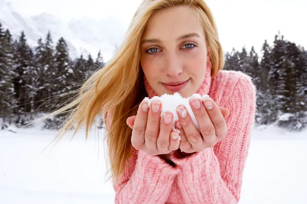 Mujer en las montañas de nieve — Foto de Stock