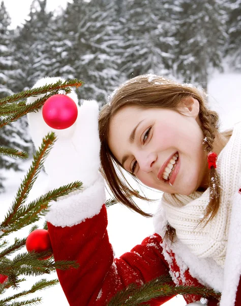 Frau schmückt einen Weihnachtsbaum — Stockfoto