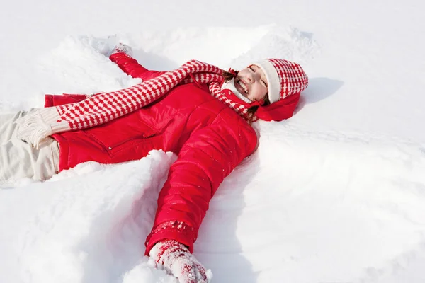 Vrouw vaststelling van in de sneeuw — Stockfoto