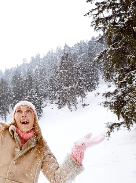 Mulher nas montanhas de neve — Fotografia de Stock