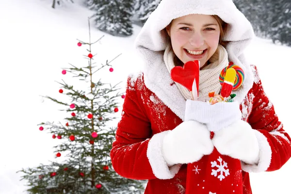 Kvinna dekorera en julgran — Stockfoto