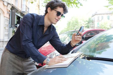bir akıllı telefon kullanan iş adamı