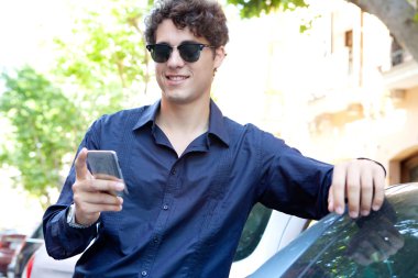 bir akıllı telefon kullanan iş adamı