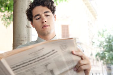 işadamı bir Finansal gazete okuyor