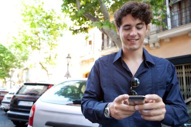 bir akıllı telefon kullanan iş adamı